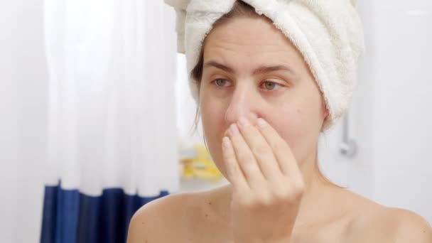 Jovem Mulher Aplicando Facial Com Esponja Depois Tomar Banho Conceito — Vídeo de Stock