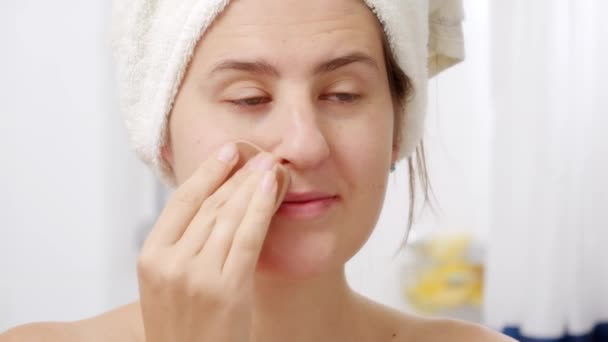 Retrato Jovem Mulher Sorridente Usando Cara Esponja Cosméticos Espelho Banheiro — Vídeo de Stock