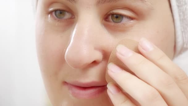 Närbild Porträtt Ung Vacker Kvinna Täckt Vit Handduk Tillämpa Makeup — Stockvideo