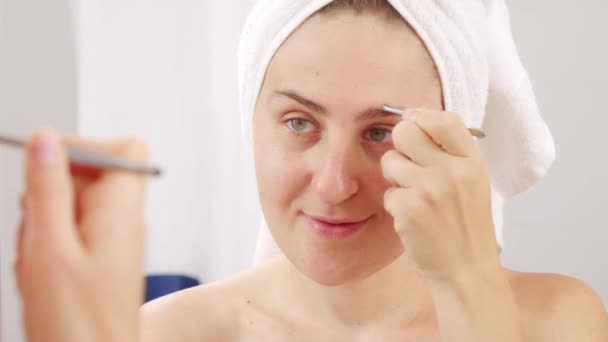 Retrato Mujer Joven Arrancando Cejas Con Pinzas Espejo Del Baño — Vídeos de Stock