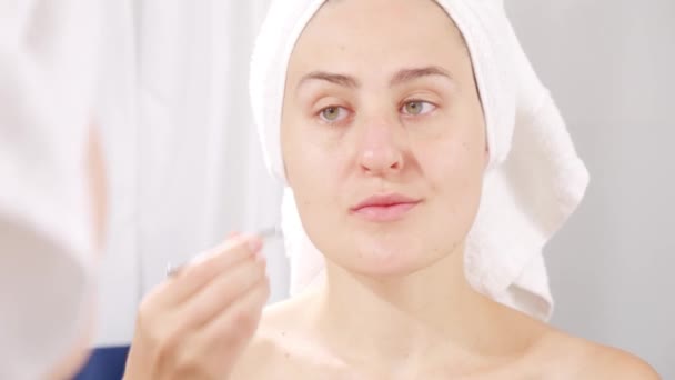 Closeup Portrait Smiling Young Woman Forming Eyebrows Tweezers Having Bath — Stock Video