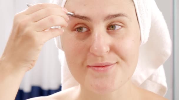 Young Woman Tweezing Eyebrows Having Shower Morning Concept Beautiful Female — Stock Video