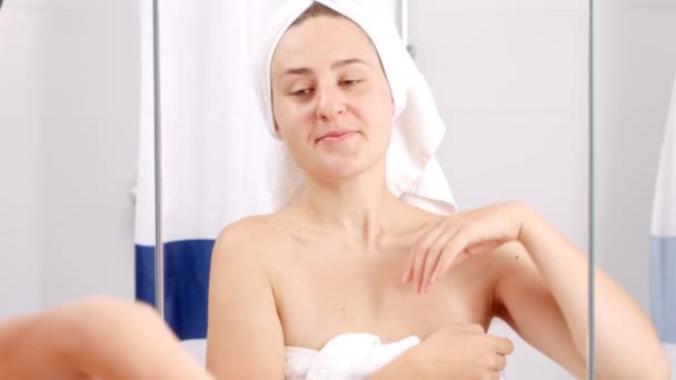 Lachende Jonge Vrouw Die Badkamer Voor Spiegel Staat Naar Haar — Stockvideo