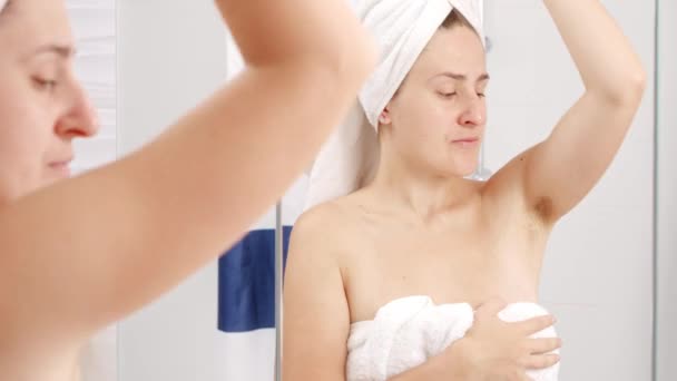 Młoda Kobieta Włosami Pod Pachami Czuje Nieprzyjemny Zapach Podniesieniu Ręki — Wideo stockowe