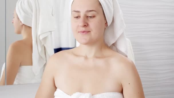 幸福的微笑着的女人 胳膊下的头发在浴室里摆着姿势 自然美景 女性气质和体毛生长的概念 — 图库视频影像