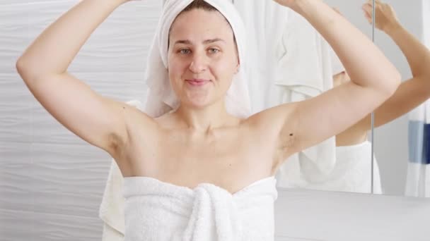 Mulher Sorridente Bonita Com Axilas Peludas Posando Espelho Banheiro Conceito — Vídeo de Stock