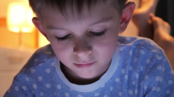 Retrato Chico Lindo Usando Tableta Por Noche Habitación Educación Los — Vídeo de stock
