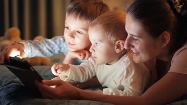 Jeune Mère Couchée Avec Deux Garçons Lit Jouant Sur Tablette — Video
