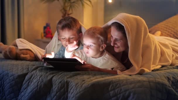 Familia Feliz Relajarse Cama Con Tableta Familia Pasando Tiempo Juntos — Vídeo de stock
