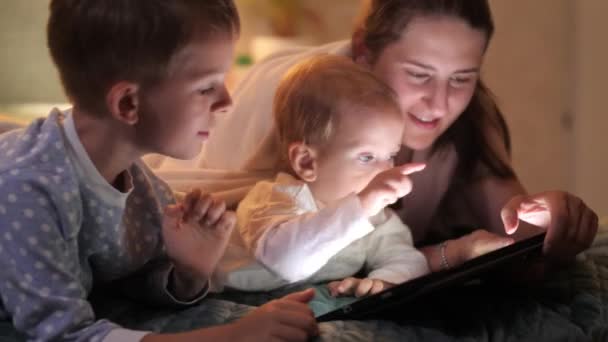 Roztomilý Chlapeček Starší Bratr Hrají Matkou Tabletu Rodina Mají Čas — Stock video