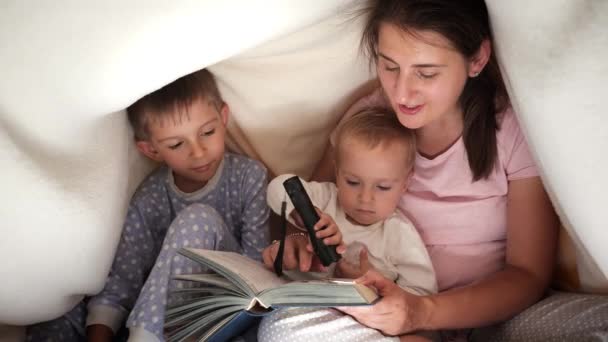 Dos Chicos Pijama Escuchando Cuento Hadas Madre Mientras Esconden Debajo — Vídeos de Stock