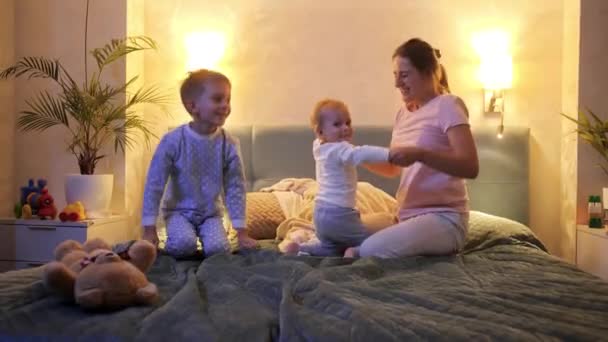 Szczęśliwa Wesoła Rodzina Piżamie Skacząca Nocą Łóżka Przed Snem Rodzina — Wideo stockowe