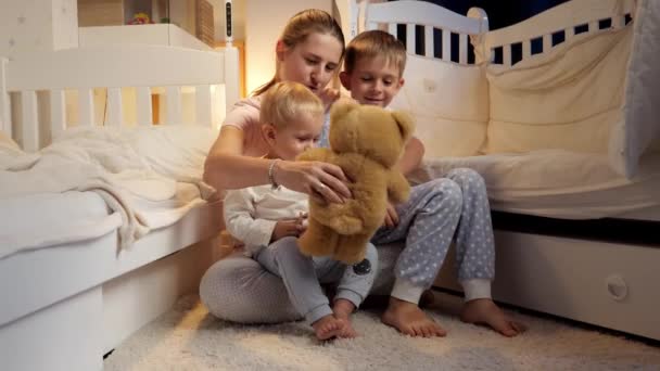 Junge Liebevolle Mutter Die Abends Mit Ihren Beiden Söhnen Schlafanzug — Stockvideo