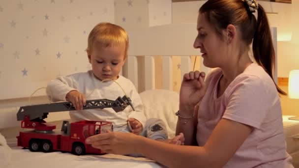 Lindo Niño Jugando Con Madre Juguetes Antes Dormir Cama Familia — Vídeos de Stock