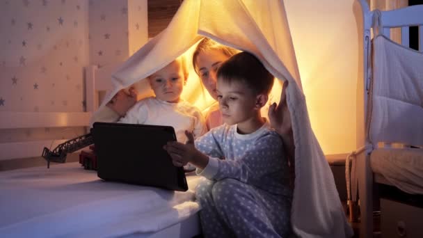 Two Smiling Boys Mother Sitting Tent Bed Using Tablet Computer — Stock Video