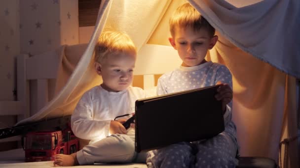 Two Brothers Pajamas Watching Video Tablet Computer Bed Night Children — Stock Video