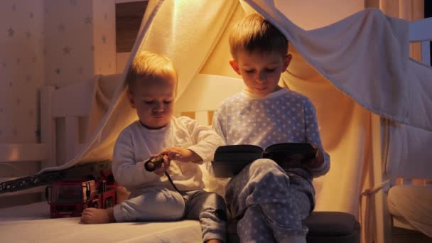 Twee Jongens Pyjama Die Nachts Een Verhalenboek Bed Lezen Kinderen — Stockvideo