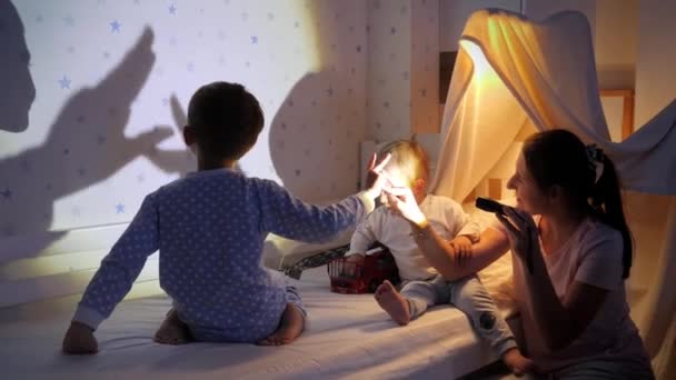 Boldog Család Játszik Elemlámpával Árnyékokkal Falon Hálószobában Család Együtt Töltött — Stock videók