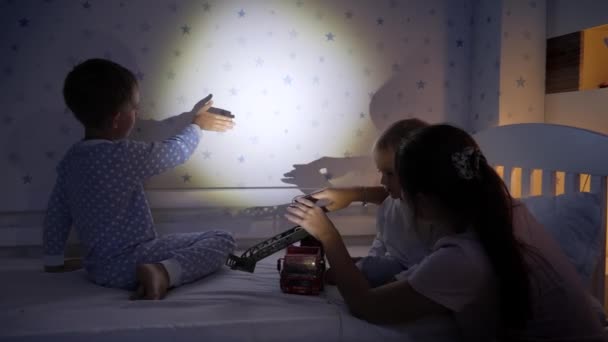 Joven Madre Haciendo Teatro Sombras Con Hijo Usando Pijamas Por — Vídeo de stock
