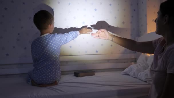 Annesi Pijamalı Sevimli Bir Çocuk Fenerin Duvarında Gölgelerle Oynuyor Ailenin — Stok video