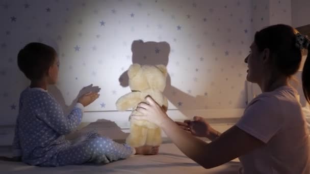 Anne Oğlu Geceleri Duvarda Gölgeler Tiyatrosu Yapıyor Ailenin Birlikte Vakit — Stok video
