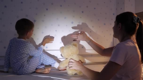 Annesiyle Birlikte Gülümseyen Çocuk Duvarında Fenerle Gölgeler Tiyatrosunu Gösteriyor Ailenin — Stok video