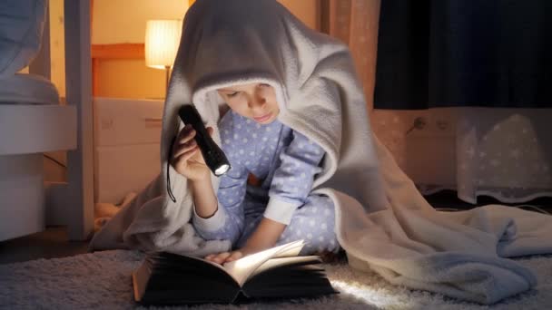 Lindo Chico Sentado Alfombra Dormitorio Libro Lectura Con Linterna Educación — Vídeo de stock