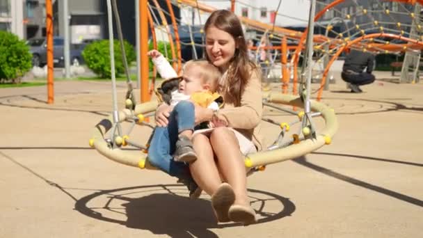 Menino Ficando Chateado Recusando Balançar Com Mãe Crianças Brincando Livre — Vídeo de Stock