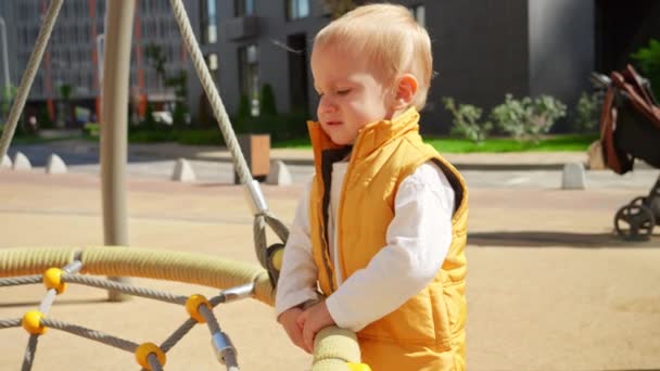 Aufgebrachte Weinende Jungen Stehen Auf Dem Spielplatz Der Schaukel Kinder — Stockvideo