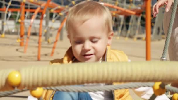 Langzame Beweging Van Kleine Baby Jongen Spelen Buiten Swingen Nest — Stockvideo