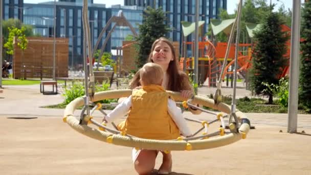 Χαρούμενη Χαμογελαστή Μητέρα Που Κουνάει Μικρό Της Γιο Αιωρείται Στην — Αρχείο Βίντεο