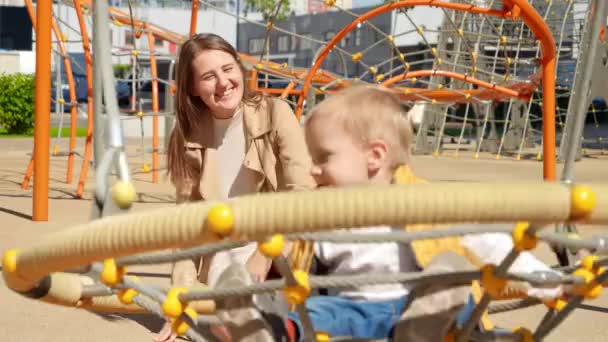 Movimiento Lento Madre Feliz Empujando Swing Con Hijo Bebé Patio — Vídeos de Stock
