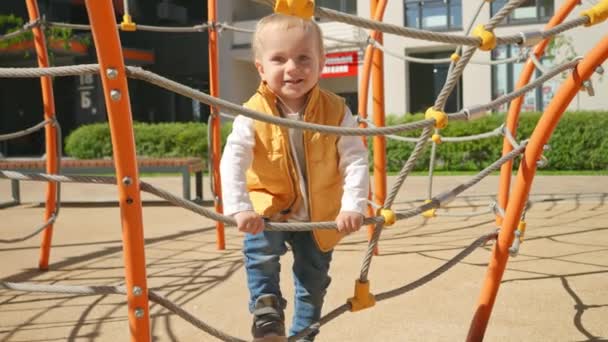 Rapazinho Subir Nas Cordas Redes Parque Infantil Crianças Brincando Livre — Vídeo de Stock