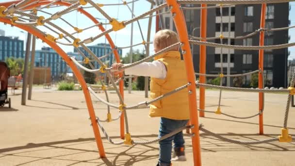 Bonito Menino Escalando Nas Redes Corda Correndo Playground Crianças Brincando — Vídeo de Stock