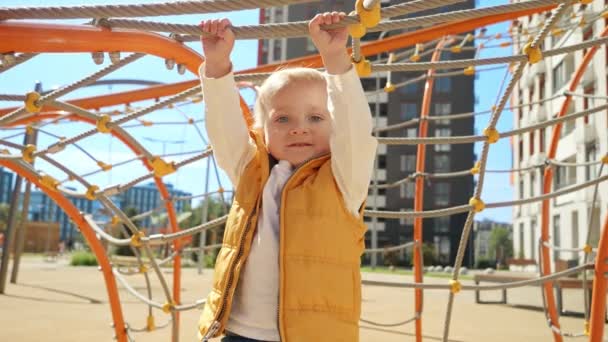 Netter Kleiner Junge Der Seil Auf Dem Spielplatz Hängt Kinder — Stockvideo