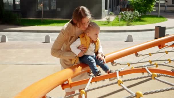 Retrato Mãe Sorridente Ajudando Seu Filho Bebê Subir Playground Crianças — Vídeo de Stock