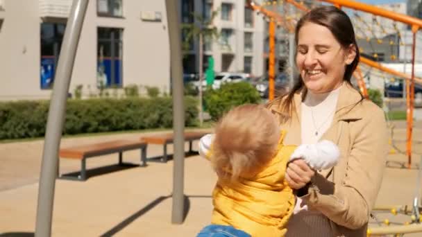 Menino Bonito Sorrindo Rindo Enquanto Mãe Gira Gira Playground Crianças — Vídeo de Stock