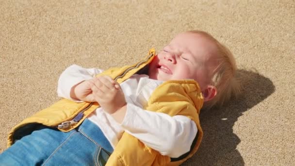 小男孩躺在地上哭得很伤心 烦躁不安的孩子 负面的情绪 孩子的问题 — 图库视频影像