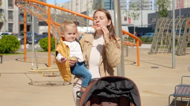 Fiatal Mosolygós Anya Fogja Kisfiát Szappanbuborékokat Fúj Játszótéren Boldog Szülő — Stock videók