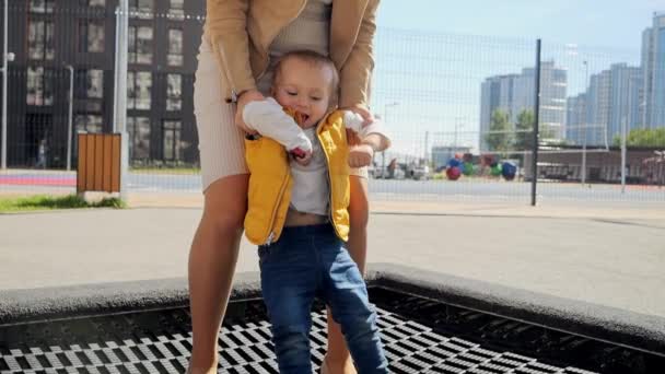 Αργή Κίνηση Του Χαρούμενου Αγοριού Πηδάει Στο Τραμπολίνο Μητέρα Ευτυχισμένος — Αρχείο Βίντεο