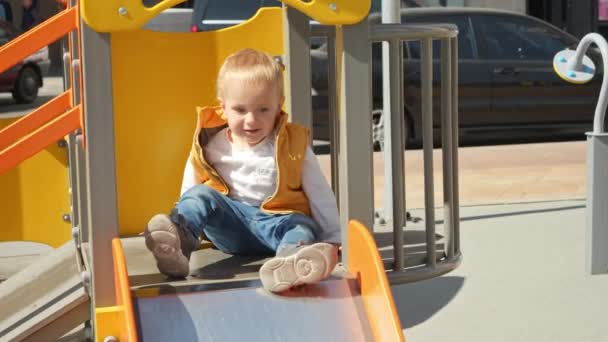 Kleiner Junge Sitzt Oben Auf Der Rutsche Spielplatz Und Bittet — Stockvideo