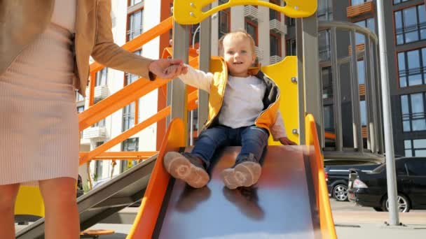 Powolny Ruch Małego Chłopca Matką Jadącą Zjeżdżalni Placu Zabaw Szczęśliwe — Wideo stockowe