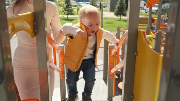 Matka Pomaga Dziecku Wejść Schodach Plac Zabaw Zjechać Zjeżdżalni Szczęśliwe — Wideo stockowe