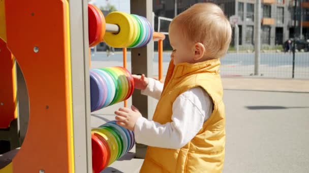 Симпатичный Мальчик Играет Детской Площадке Красочными Abacus Развитие Детей Образование — стоковое видео