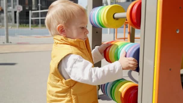 Симпатичный Мальчик Играет Красочными Abacus Открытом Воздухе Развитие Детей Образование — стоковое видео