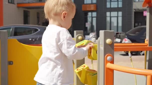 Piccolo Bambino Che Gioca Con Abaco Colorato Mattoni Nel Parco — Video Stock