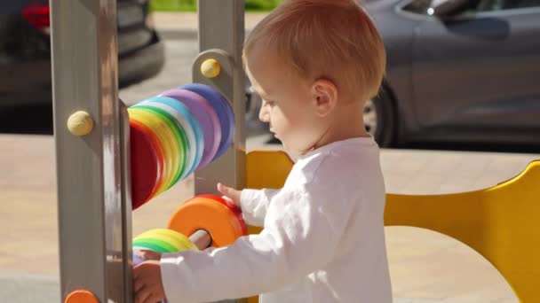 Mutlu Gülümseyen Çocuk Renkli Abaküsle Oyun Oynarken Eğleniyor Çocuk Gelişimi — Stok video