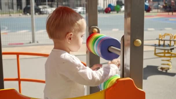 Bayi Yang Lucu Belajar Bagaimana Menggunakan Dan Bermain Dengan Sempoa — Stok Video