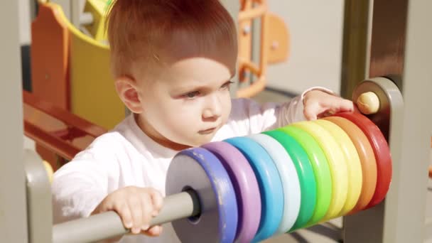 Πορτρέτο Του Μωρού Που Παίζει Στην Ξύλινη Παιδική Χαρά Ανάπτυξη — Αρχείο Βίντεο