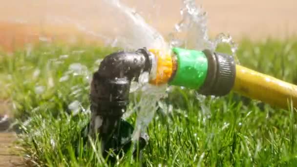 Movimento Lento Gotícula Água Vazando Através Mangueira Jardim Danificado Tubulação — Vídeo de Stock